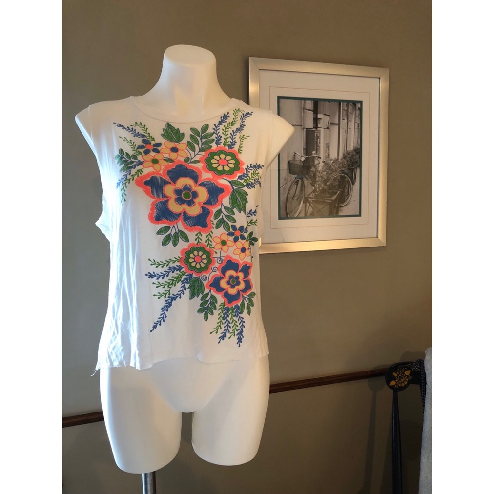 “Distressed” Flower tank top 🌸🌺